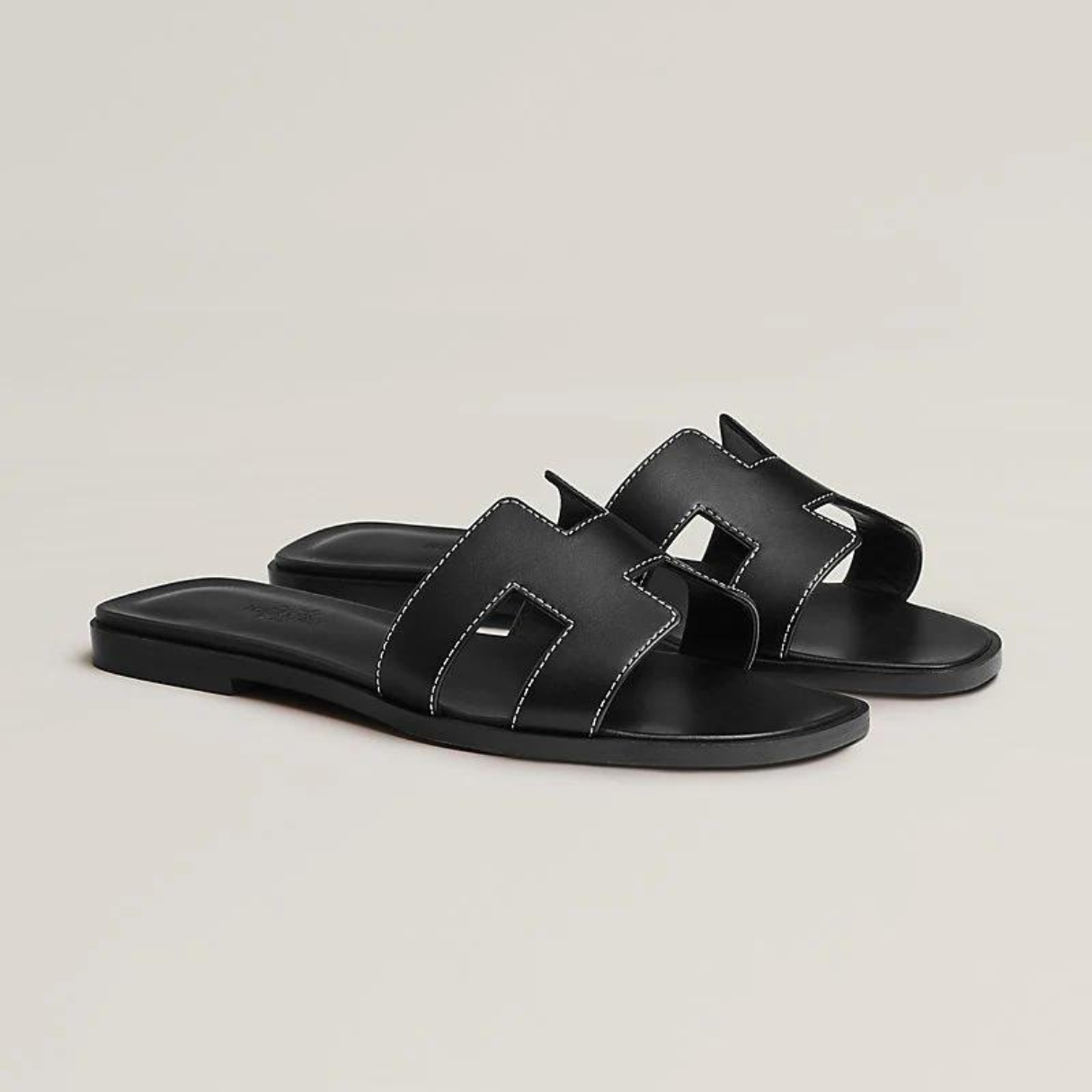Sophie – Vegan leren slippers met iconische H-vorm