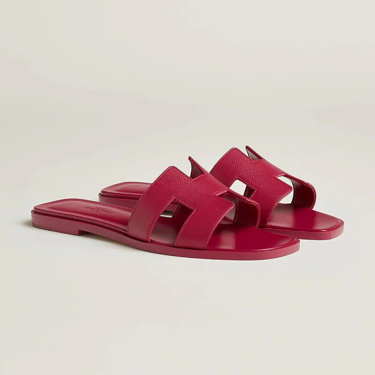 Sophie – Vegan leren slippers met iconische H-vorm