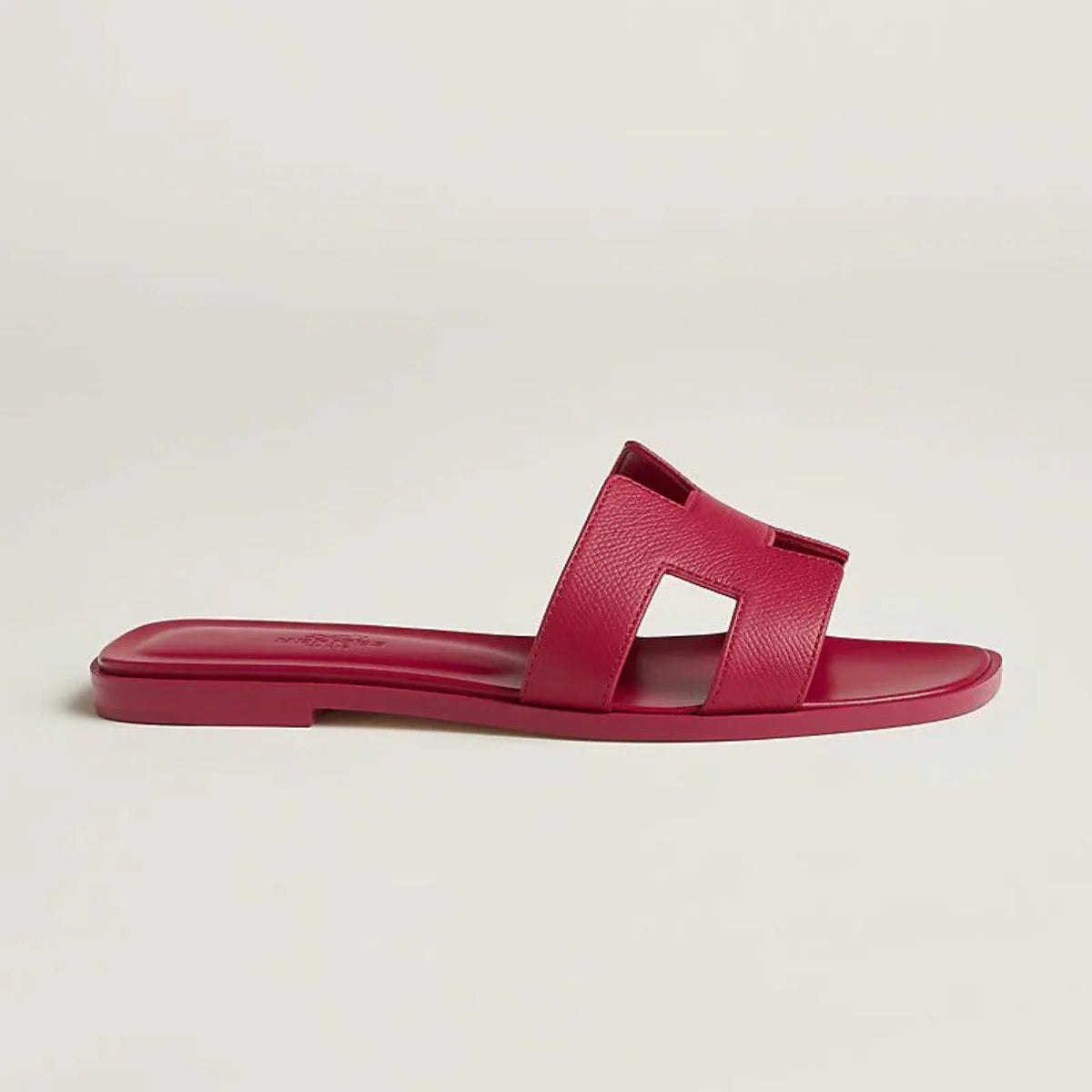 Sophie – Vegan leren slippers met iconische H-vorm