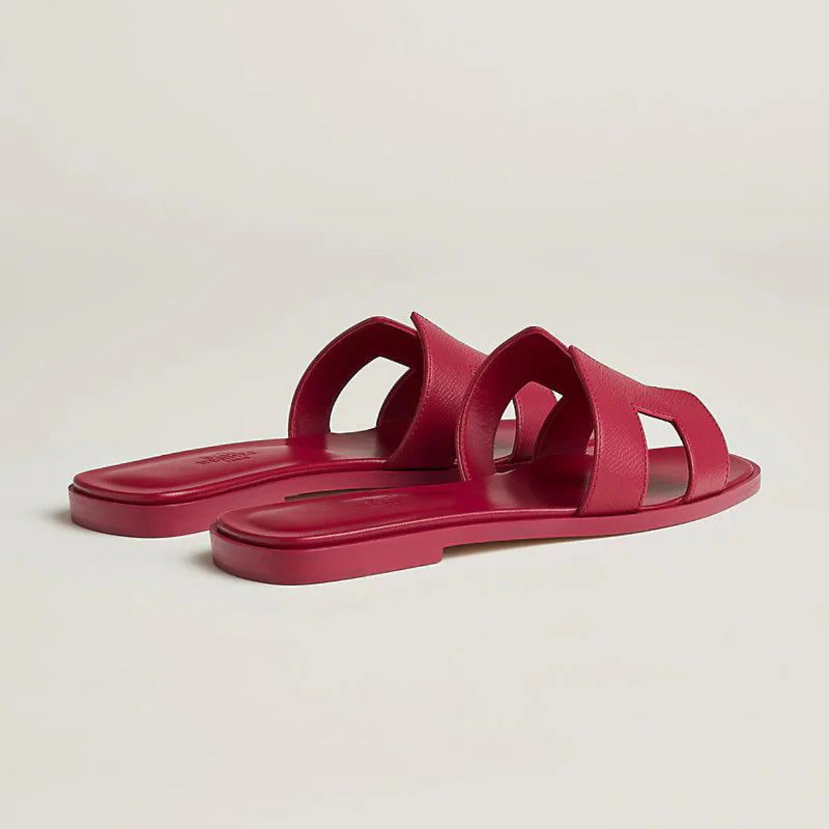 Sophie – Vegan leren slippers met iconische H-vorm