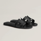 Sophie – Vegan leren slippers met iconische H-vorm
