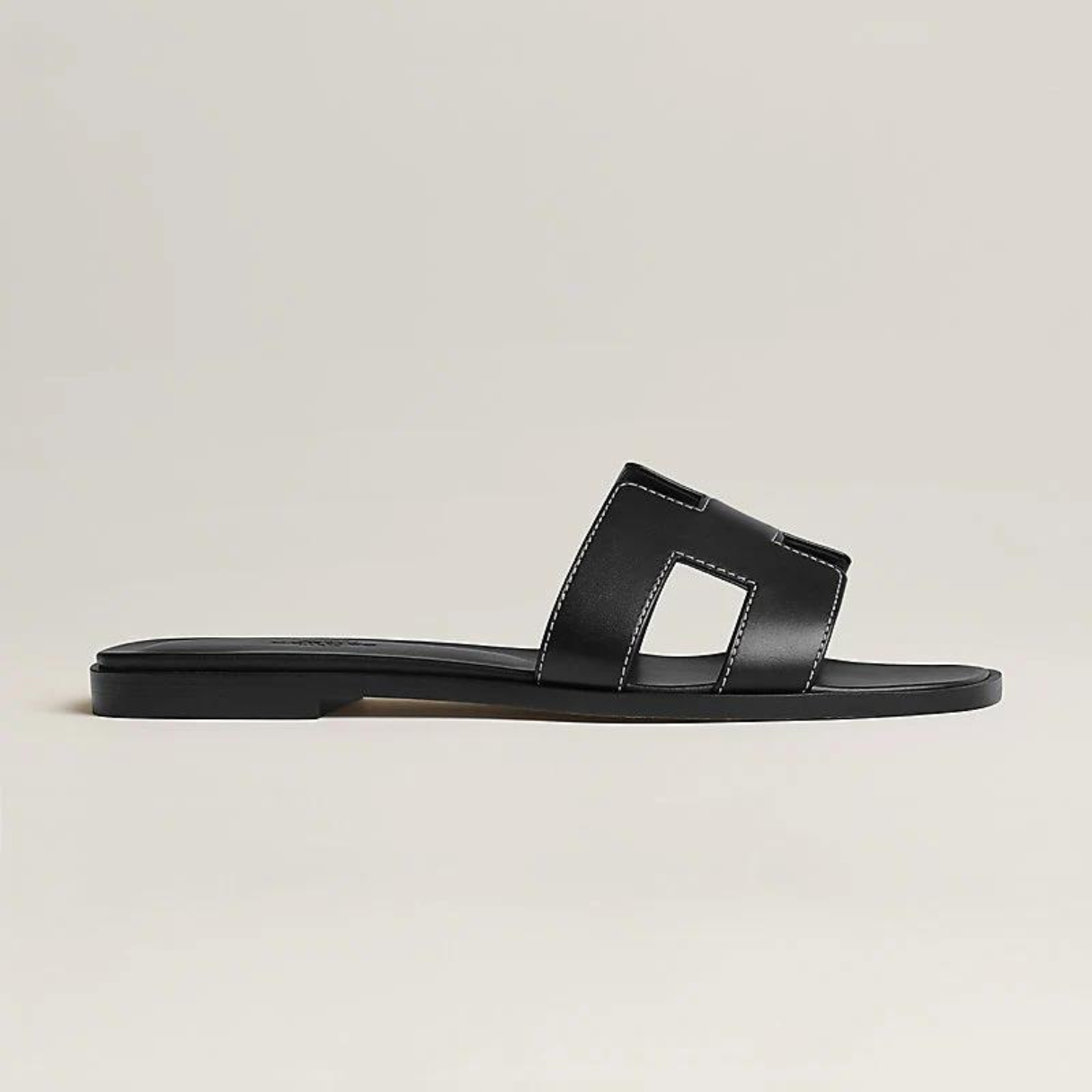 Sophie – Vegan leren slippers met iconische H-vorm