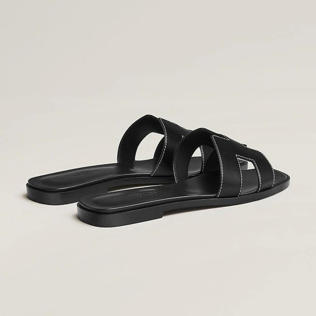 Sophie – Vegan leren slippers met iconische H-vorm