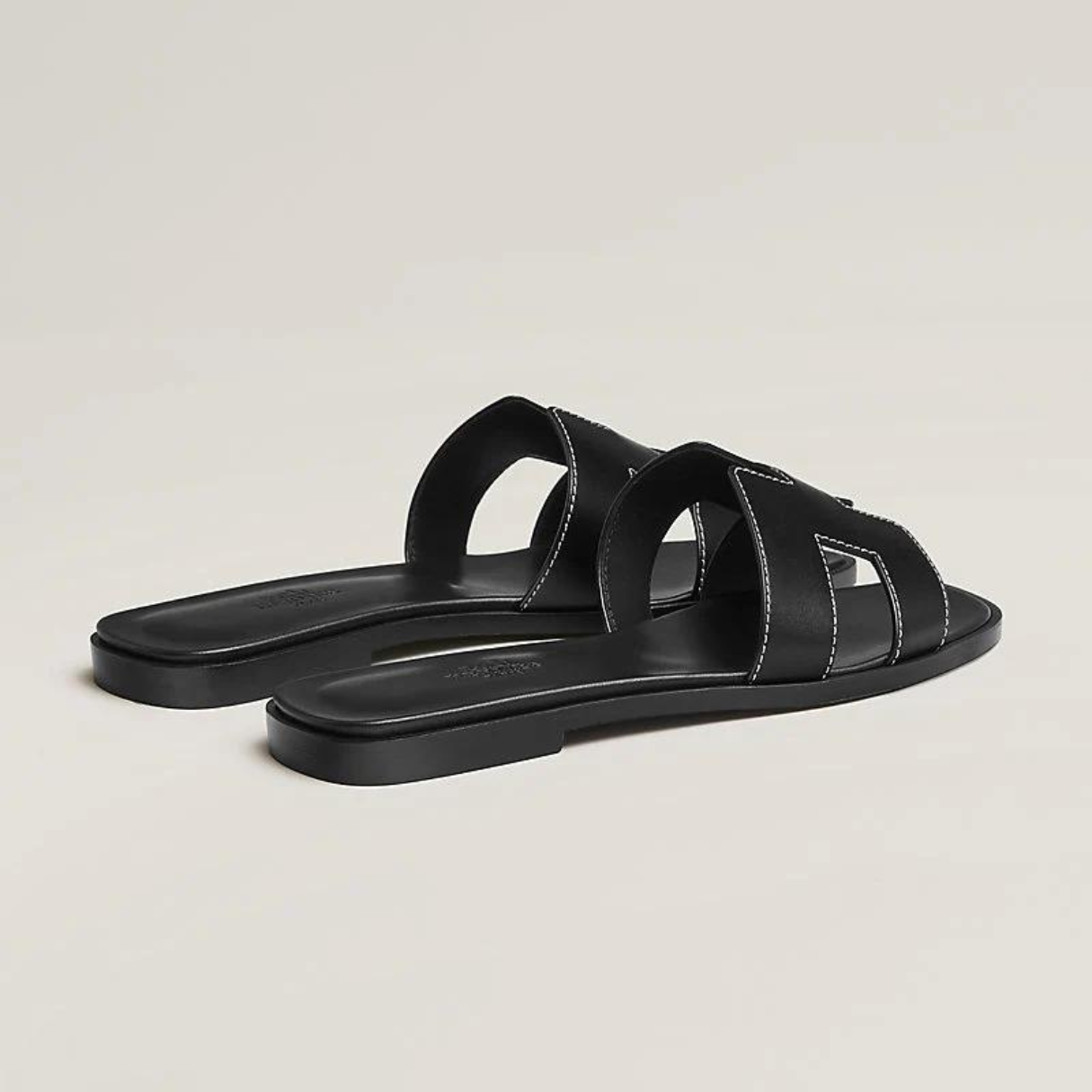 Sophie – Vegan leren slippers met iconische H-vorm