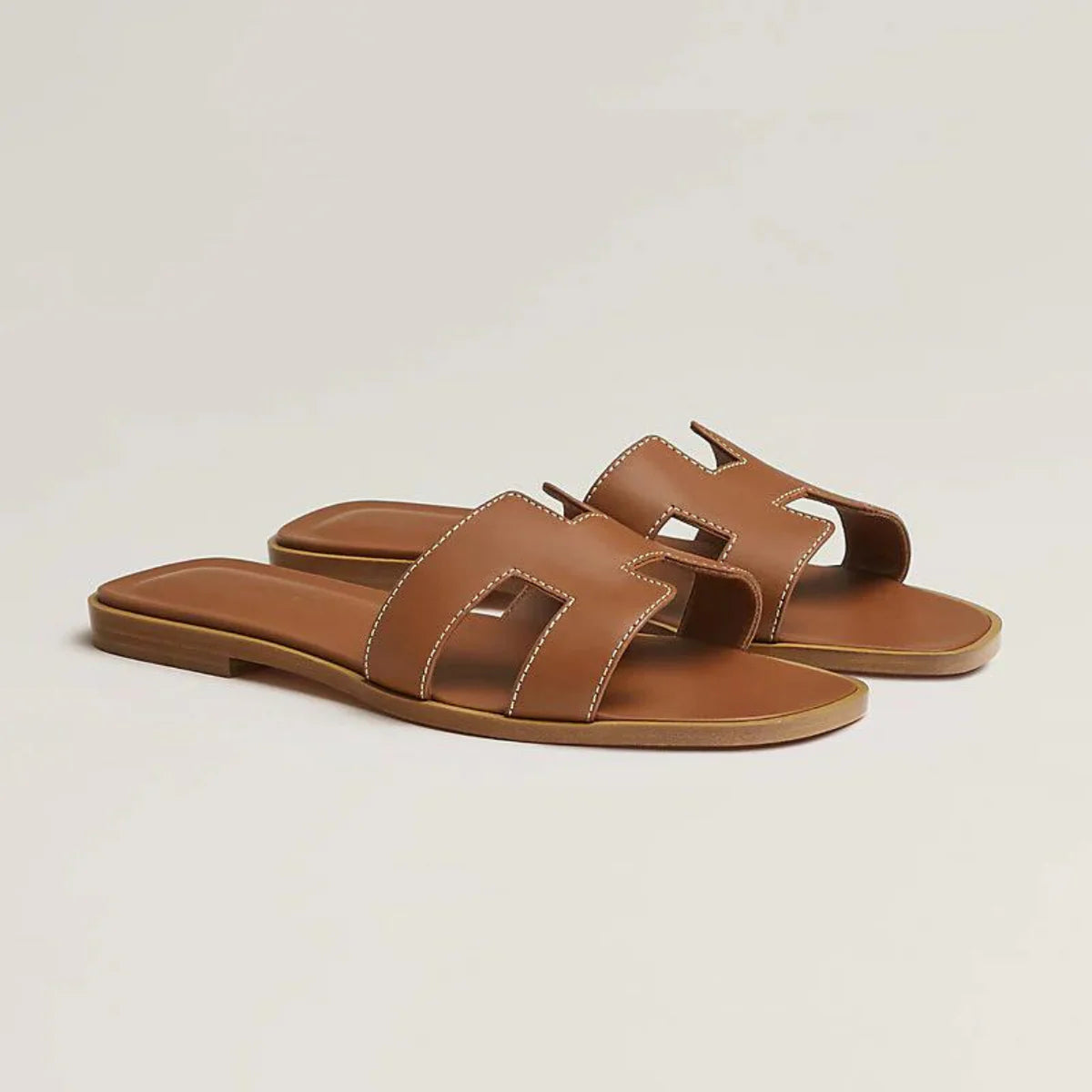 Sophie – Vegan leren slippers met iconische H-vorm