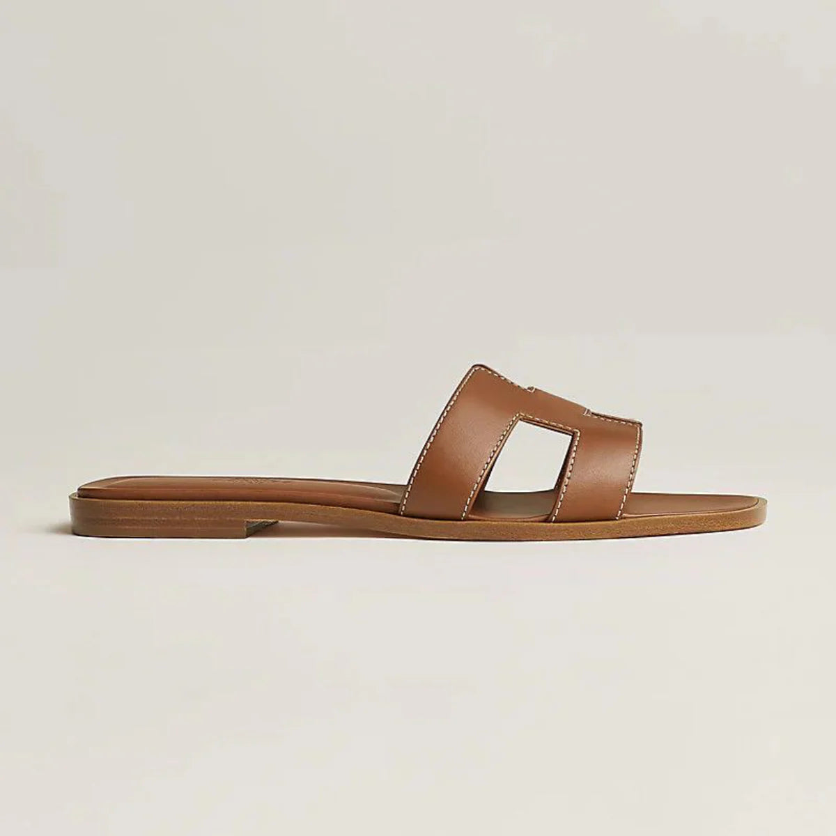 Sophie – Vegan leren slippers met iconische H-vorm