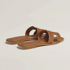 Sophie – Vegan leren slippers met iconische H-vorm