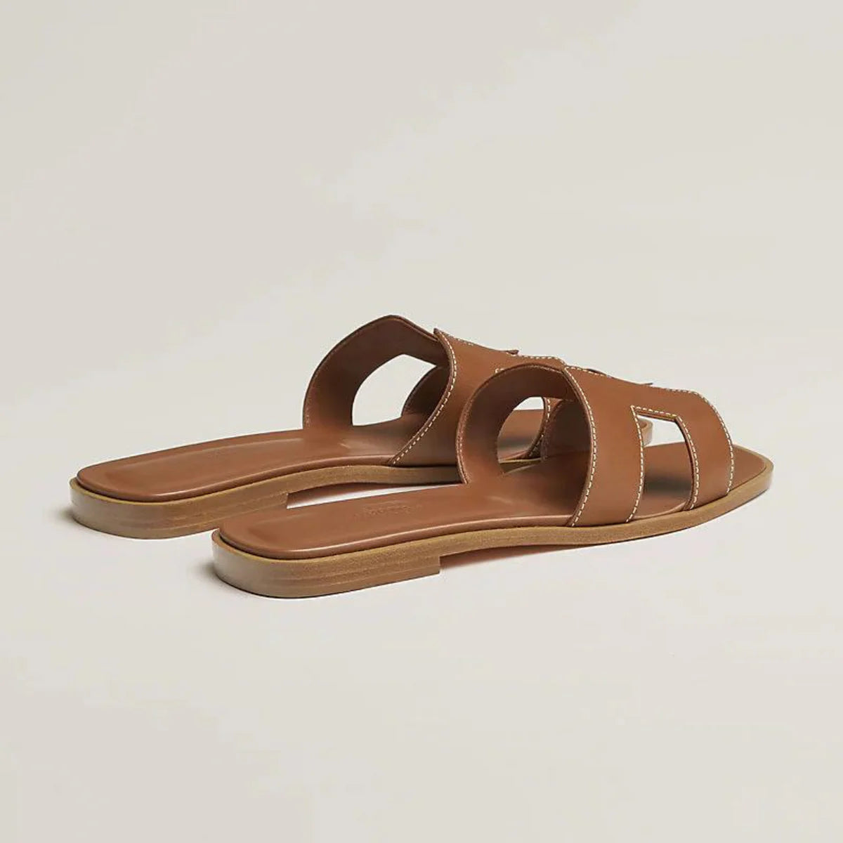 Sophie – Vegan leren slippers met iconische H-vorm