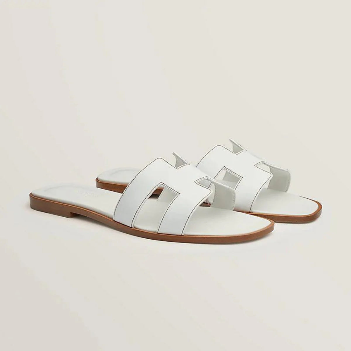 Sophie – Vegan leren slippers met iconische H-vorm