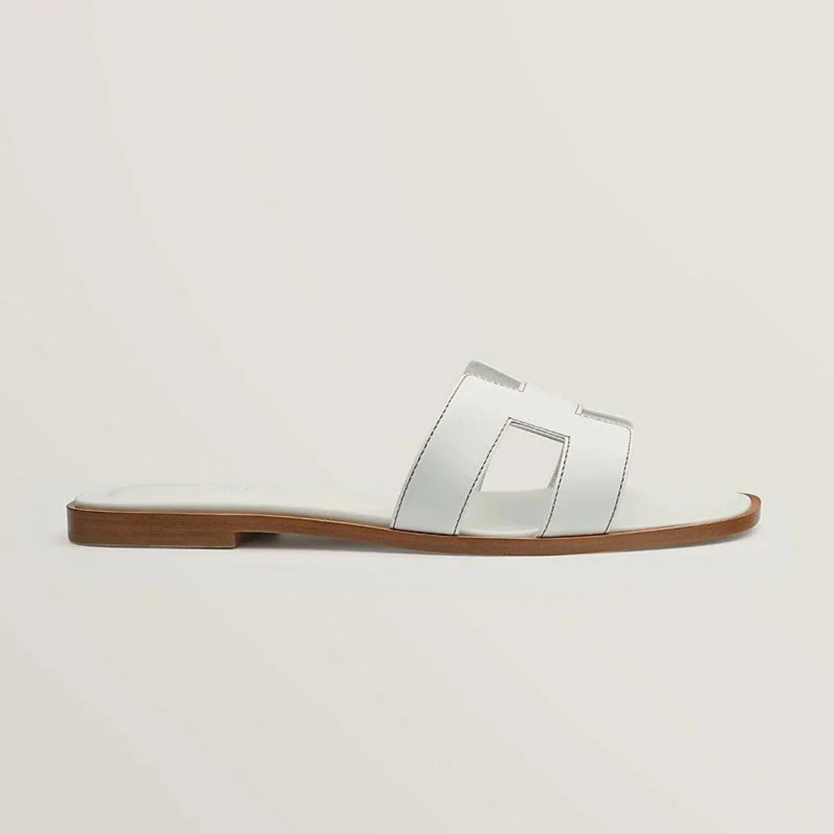 Sophie – Vegan leren slippers met iconische H-vorm