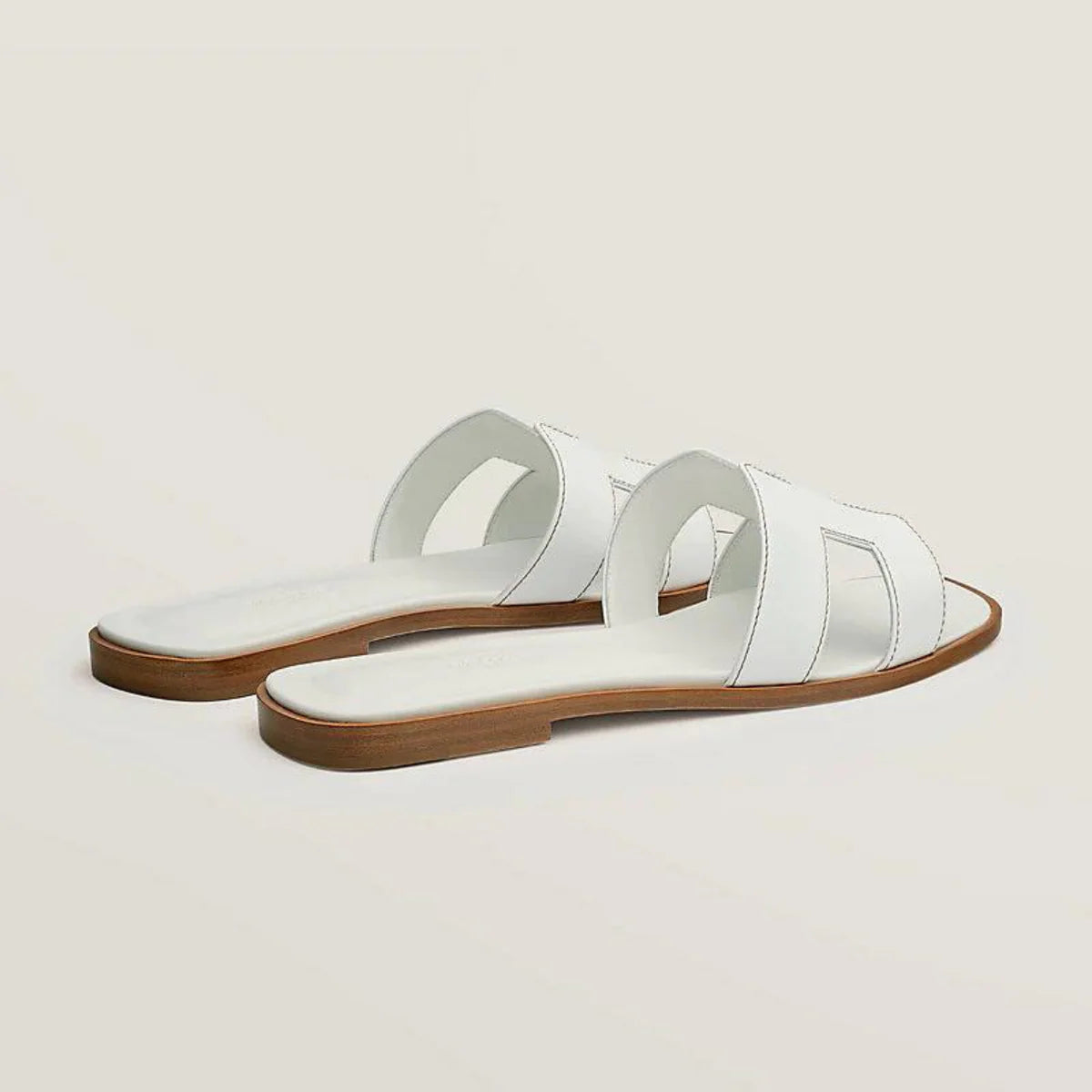 Sophie – Vegan leren slippers met iconische H-vorm