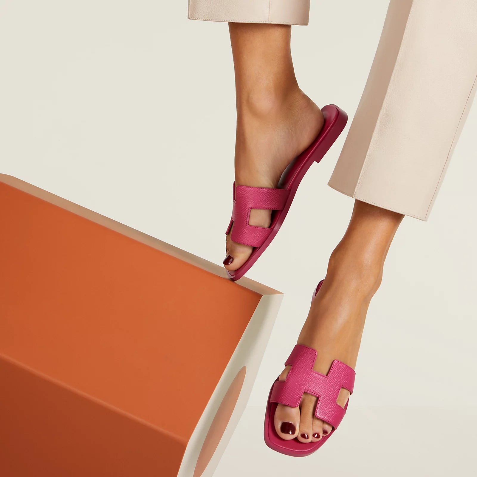 Sophie – Vegan leren slippers met iconische H-vorm
