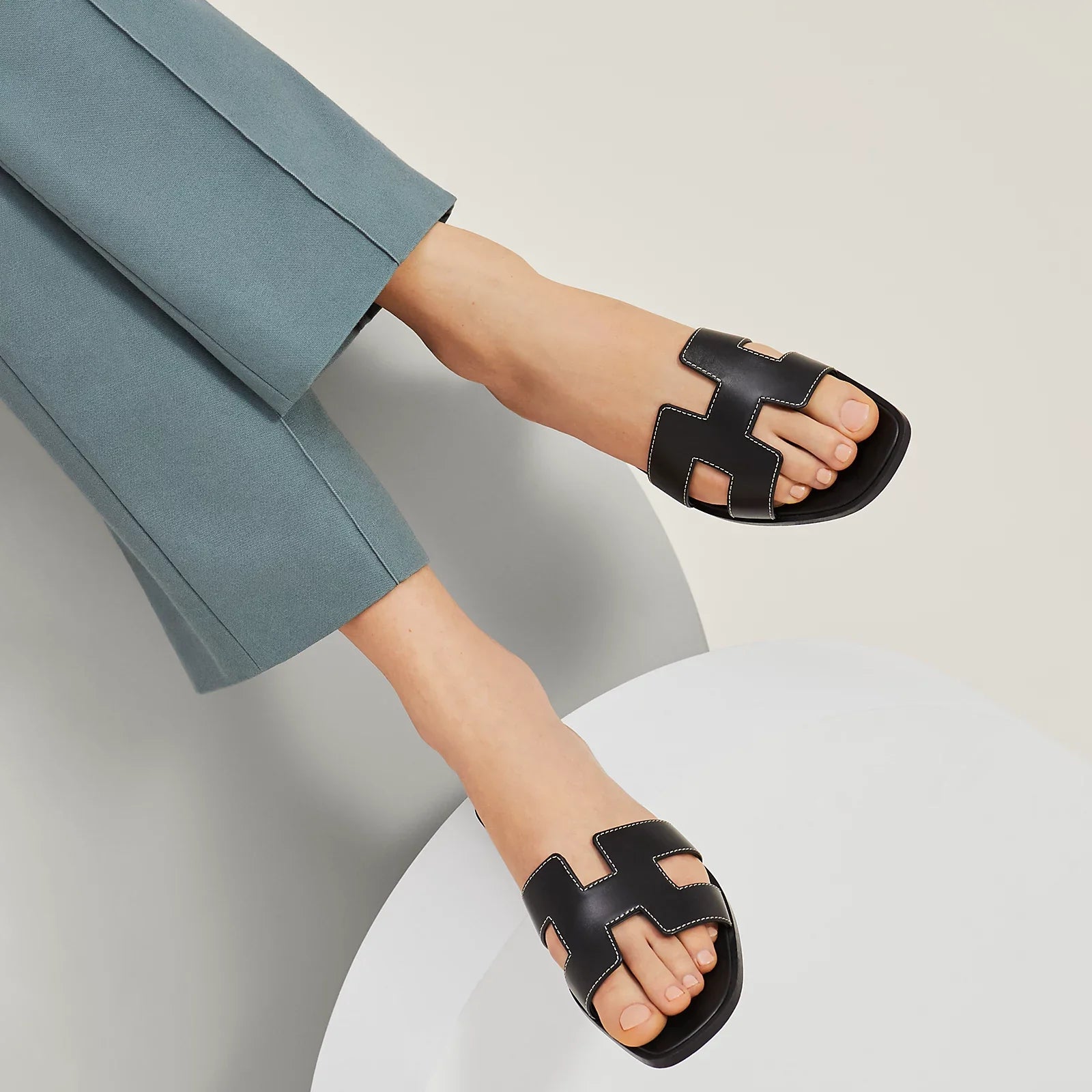 Sophie – Vegan leren slippers met iconische H-vorm