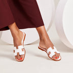 Sophie – Vegan leren slippers met iconische H-vorm