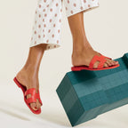 Sophie – Vegan leren slippers met iconische H-vorm