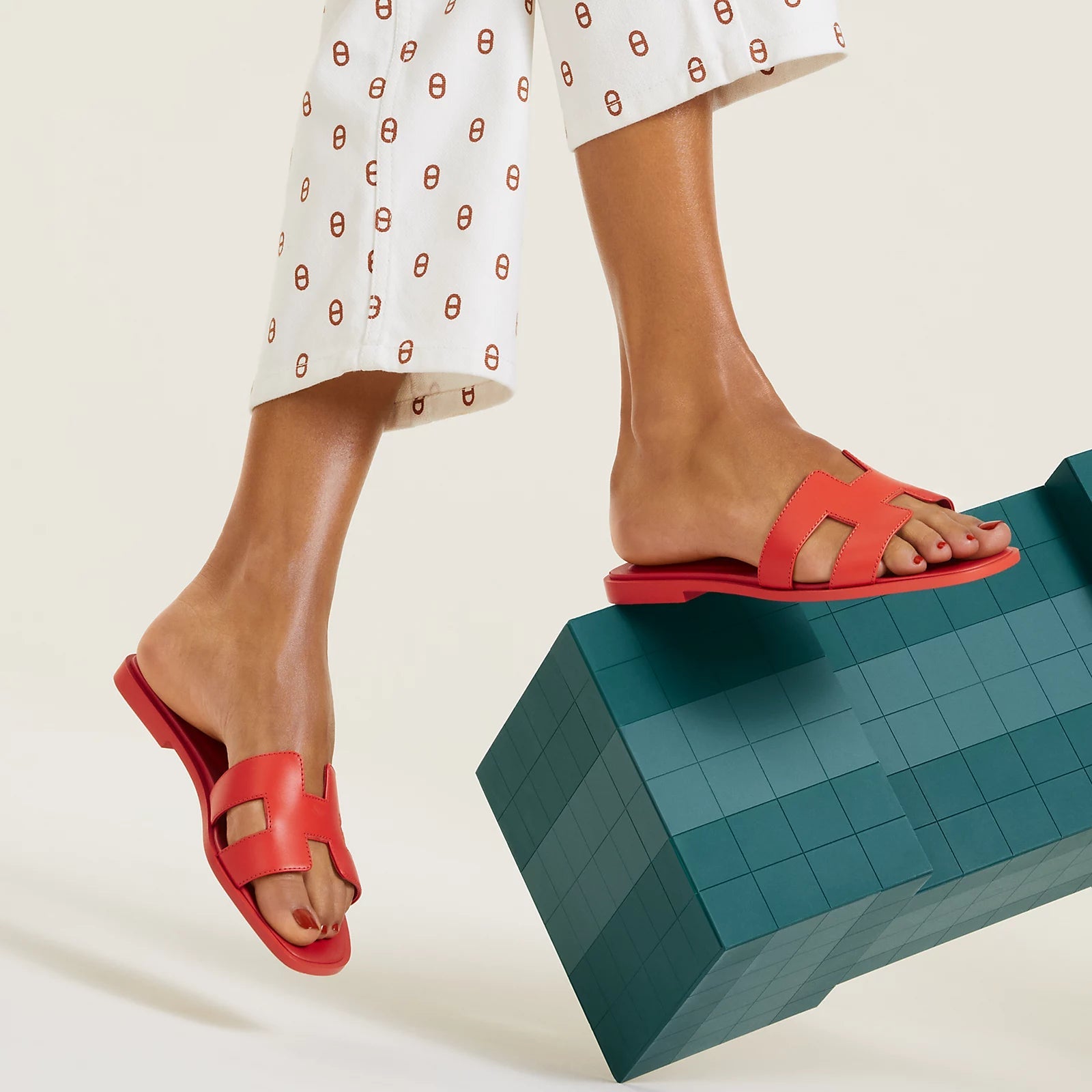 Sophie – Vegan leren slippers met iconische H-vorm