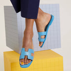 Sophie – Vegan leren slippers met iconische H-vorm