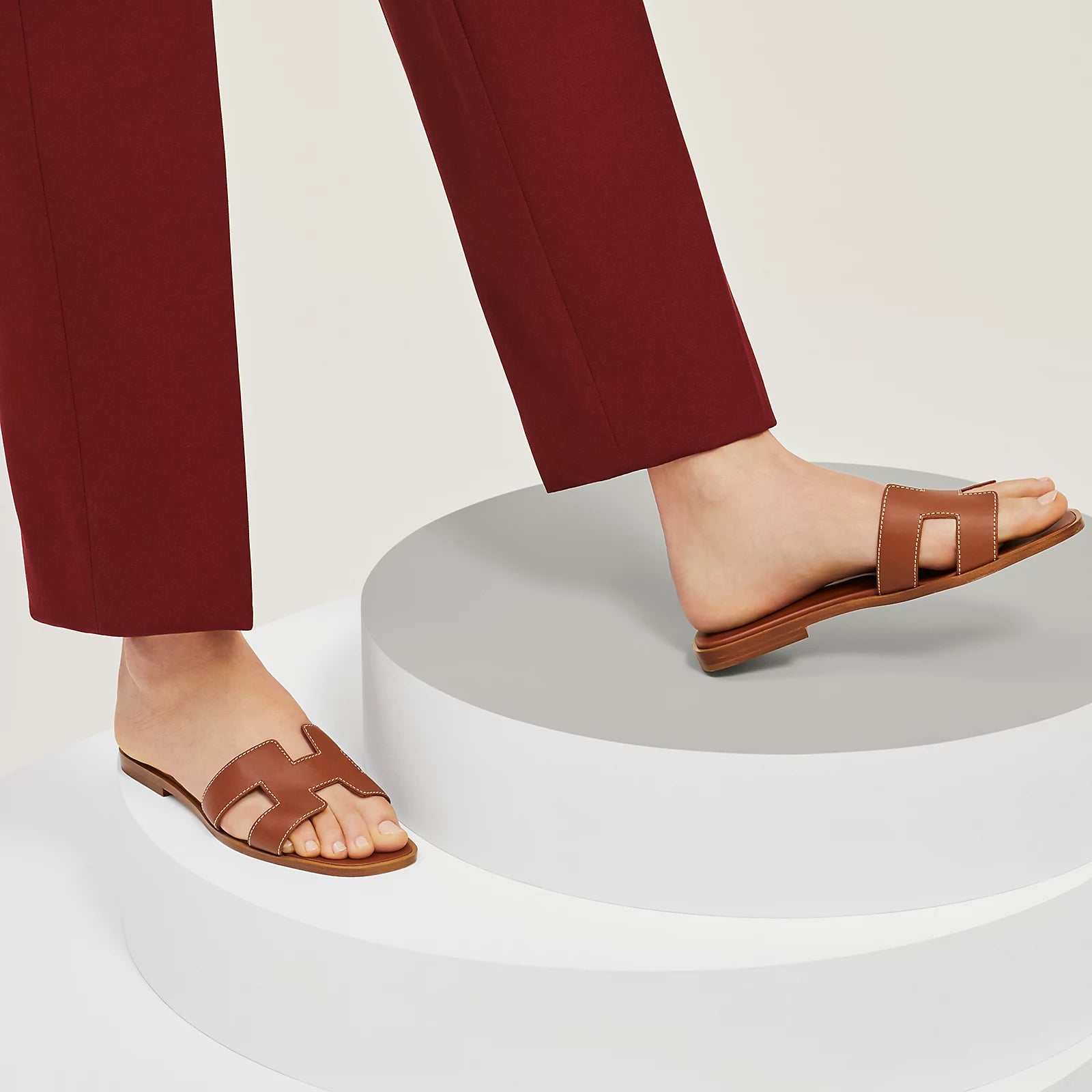 Sophie – Vegan leren slippers met iconische H-vorm