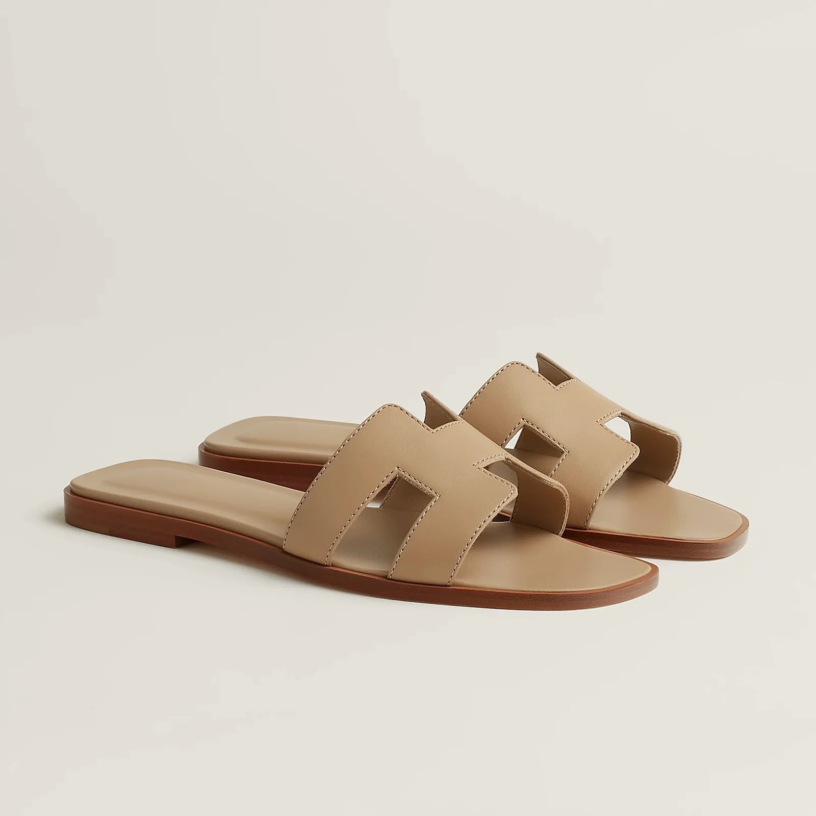 Sophie – Vegan leren slippers met iconische H-vorm