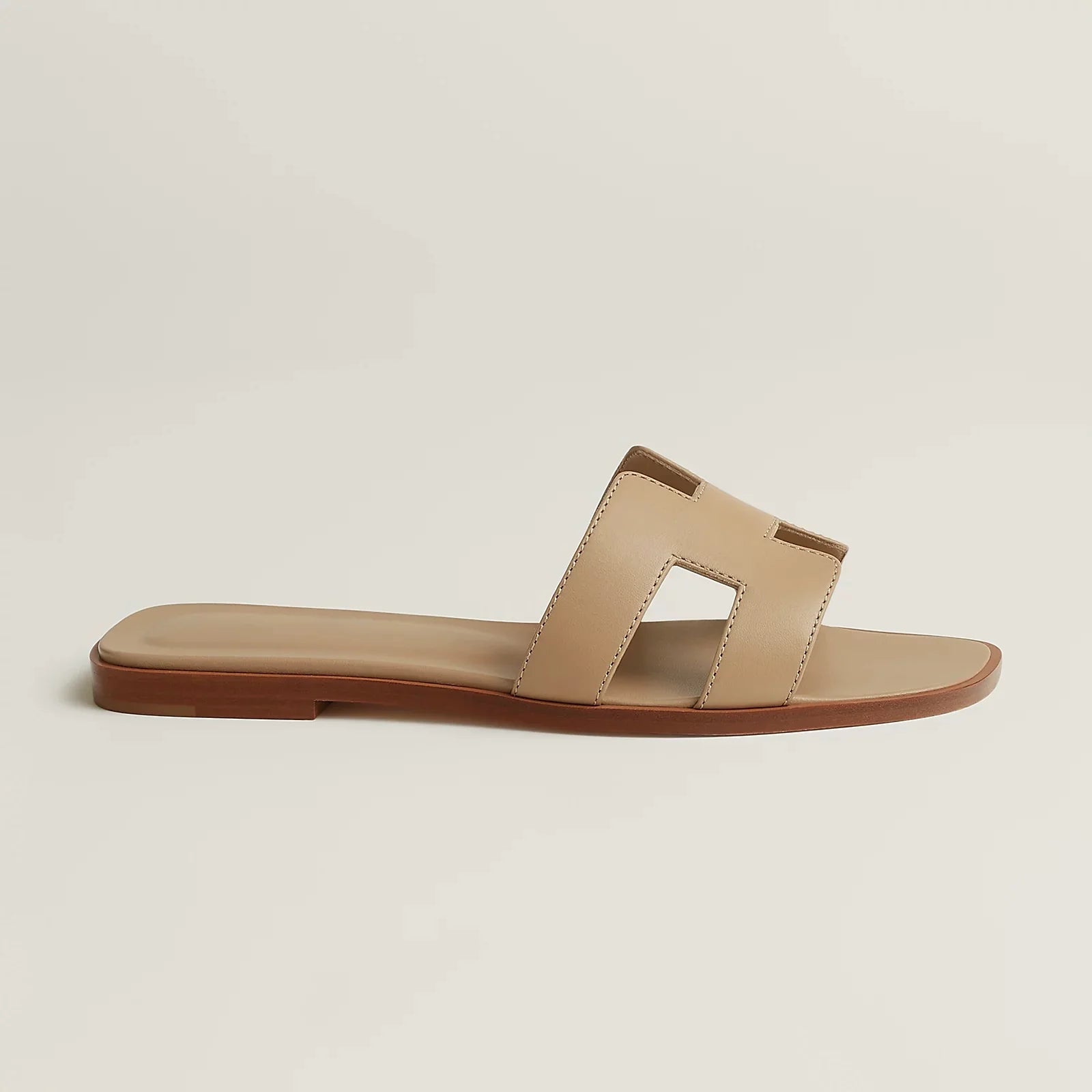 Sophie – Vegan leren slippers met iconische H-vorm