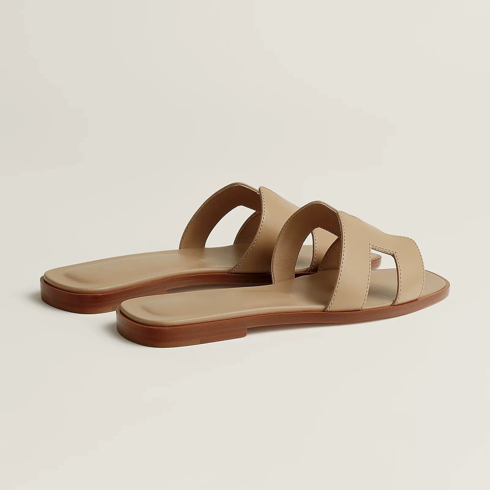 Sophie – Vegan leren slippers met iconische H-vorm