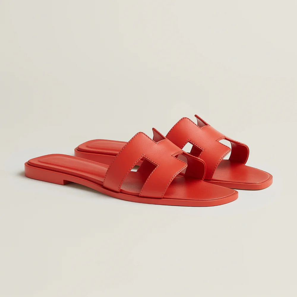 Sophie – Vegan leren slippers met iconische H-vorm
