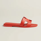 Sophie – Vegan leren slippers met iconische H-vorm