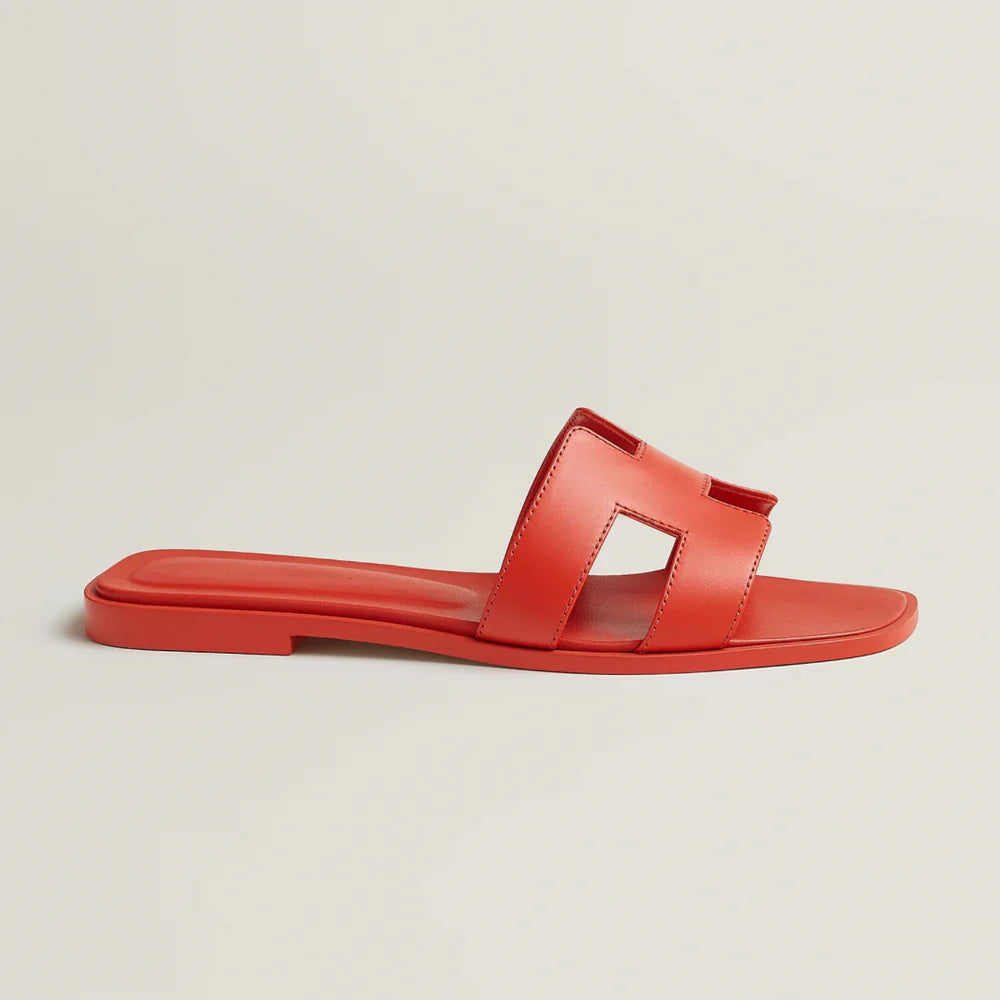 Sophie – Vegan leren slippers met iconische H-vorm