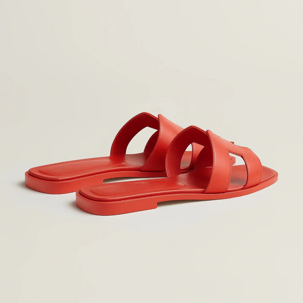 Sophie – Vegan leren slippers met iconische H-vorm