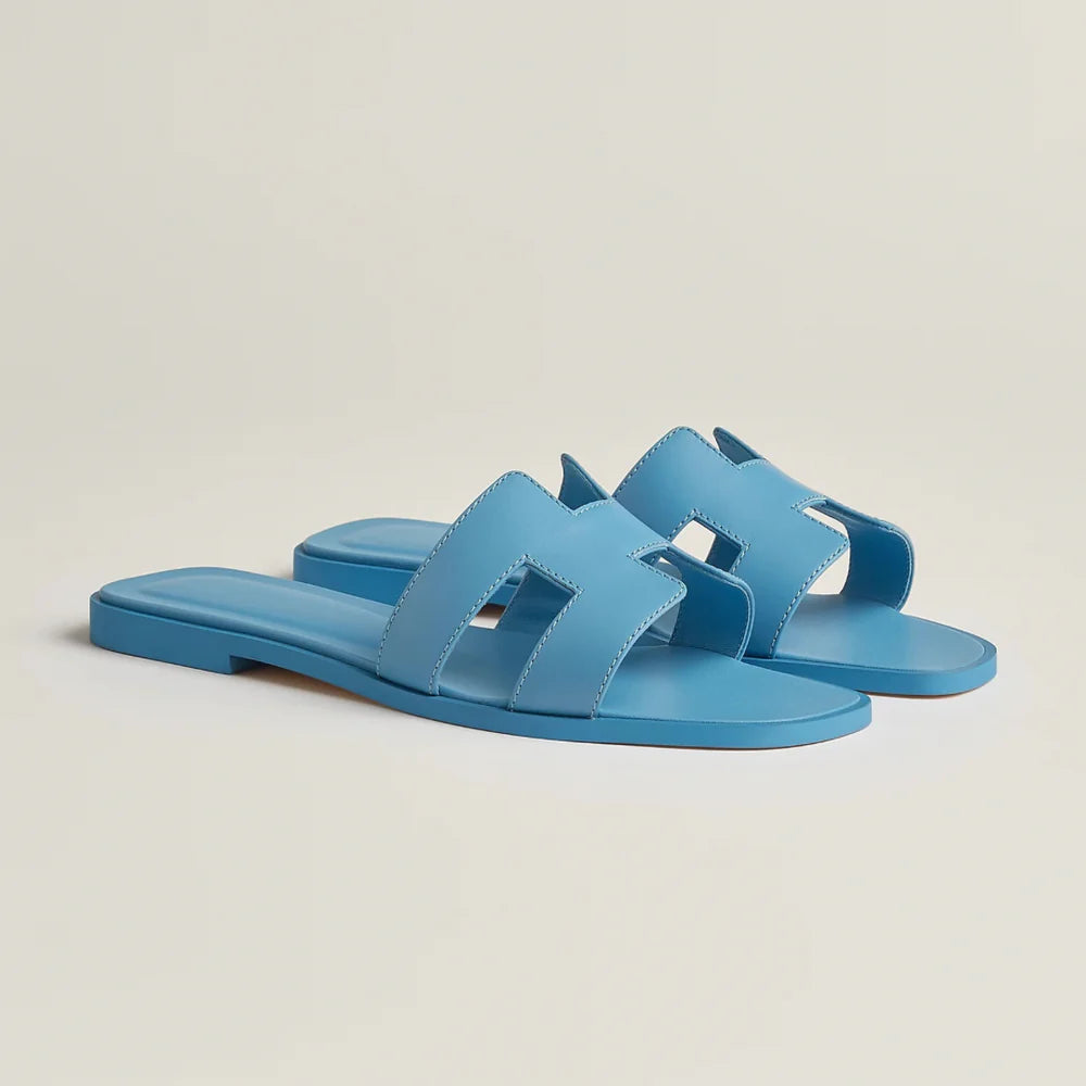 Sophie – Vegan leren slippers met iconische H-vorm