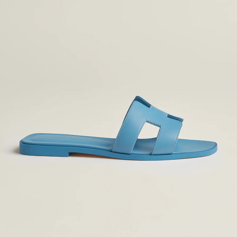 Sophie – Vegan leren slippers met iconische H-vorm