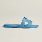 Sophie – Vegan leren slippers met iconische H-vorm