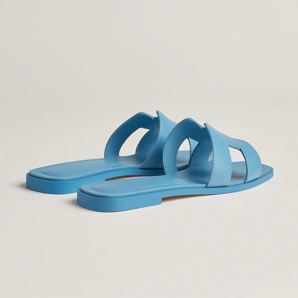 Sophie – Vegan leren slippers met iconische H-vorm