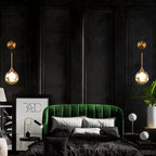 Applique murale pendante dorée avec boule de verre ambre ou gris fumé