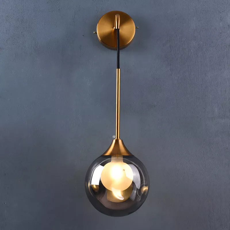 Applique murale pendante dorée avec boule de verre ambre ou gris fumé