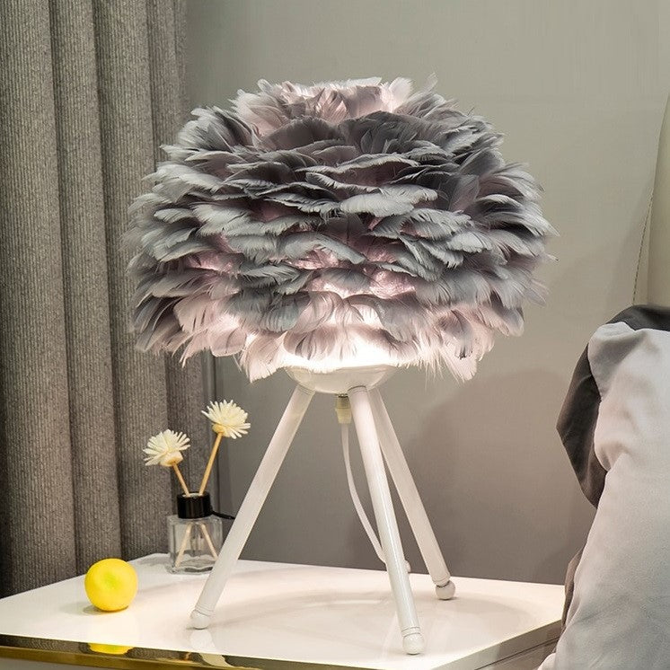 Lampe de chevet en plume d’oie et pieds en métal au style moderne et romantique